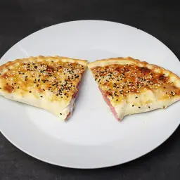 فطيرة نقانق جبن